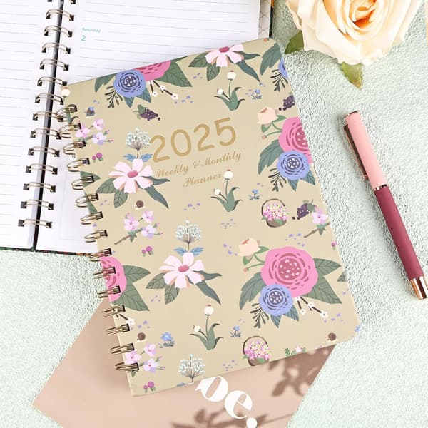 2025 Ugentlig og Månedlig Planlægger A5 Størrelse Blomsterdesign Med Kalender og Organizer