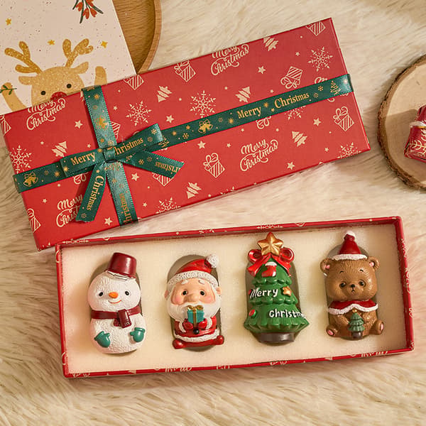 Julhartsfigurset med presentförpackning, tomte, snögubbe och renar som bordsdekoration för julklappar Christmas bear