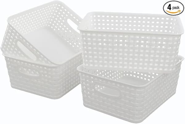 Hvide plastikvævede kurve