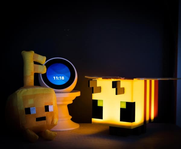 Nattlampe med gul biefigur, 13 cm høy