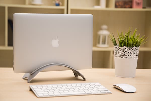 Kompatibel med MacBook | plassbesparende vertikalt skrivebordsstativ for Apple bærbare datamaskiner (sølv)