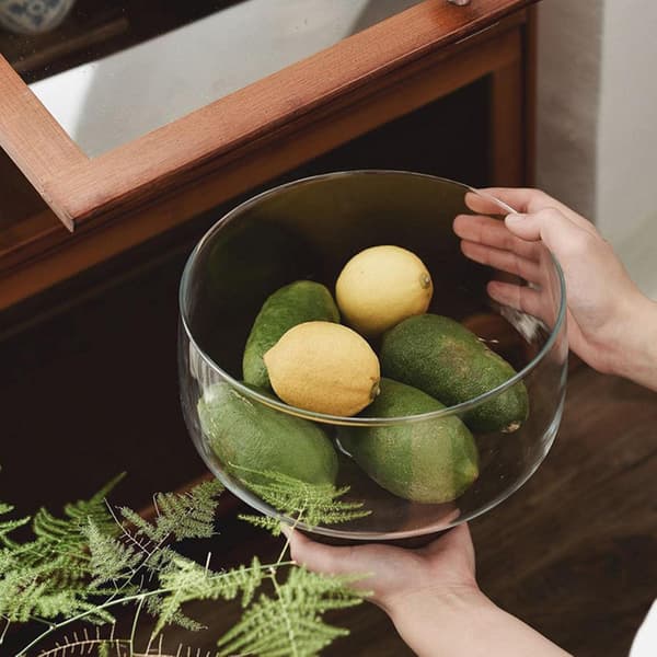 Fruktskål i glas med träfot, hög sockel som mittpunkt för bord, kök, matsal och fester