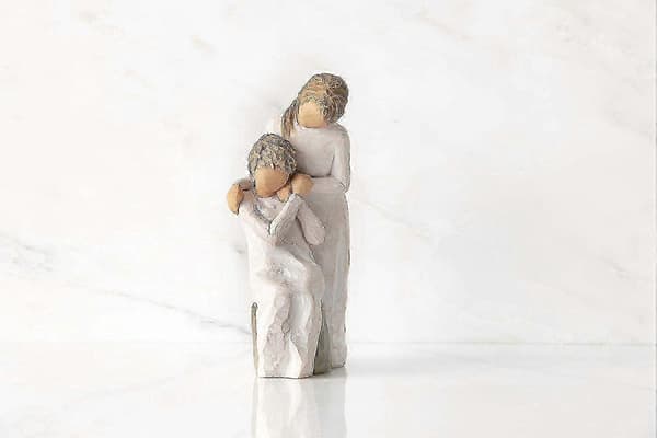 Älskar min mamma, här för dig, som du alltid har varit, uttrycker omtänksam relation, skulpterad handmålad figur 2025
