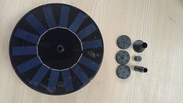 Soldriven vattenfontän 18 cm Svart