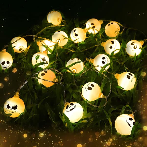 Halloween string lights with skull and ghost motifs, battery operated, spooky decorative lighting (style 1)