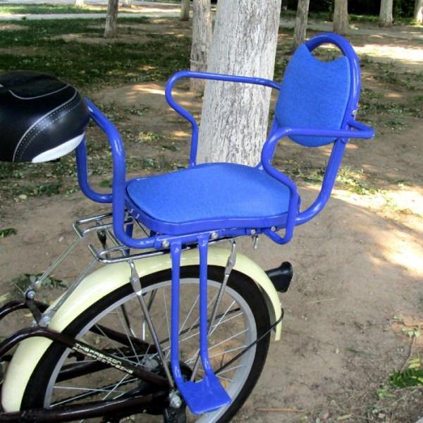 Sähköpyörän takaistuin Maastopyörän lastenistuimella korkealla reunalla