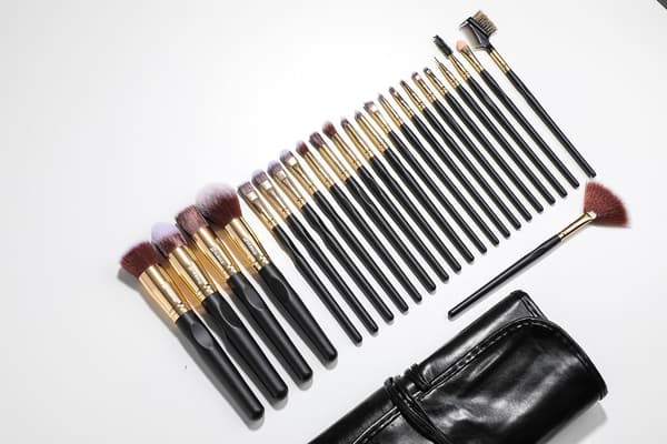 24 professionelle og eksklusive makeupbørster i etui Sort / Guld 150