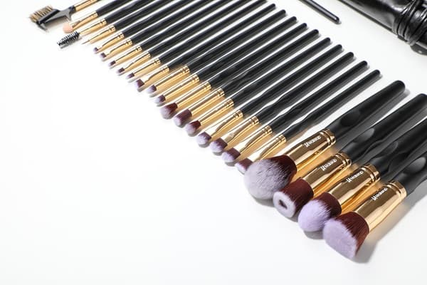 24 professionelle og eksklusive makeupbørster i etui Sort / Guld 150