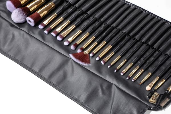24 professionelle og eksklusive makeupbørster i etui Sort / Guld 150