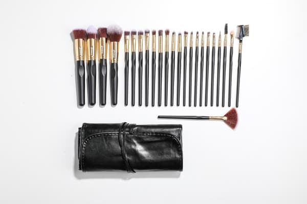 24 professionelle og eksklusive makeupbørster i etui Sort / Guld 150