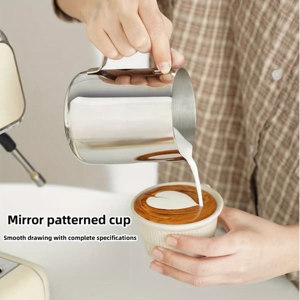 Latte Art-mug i rustfritt stål for melkeskumming og kaffedekorering 900ml