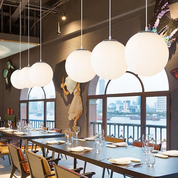 Fodboldformet LED loftslampe, sort stangdesign