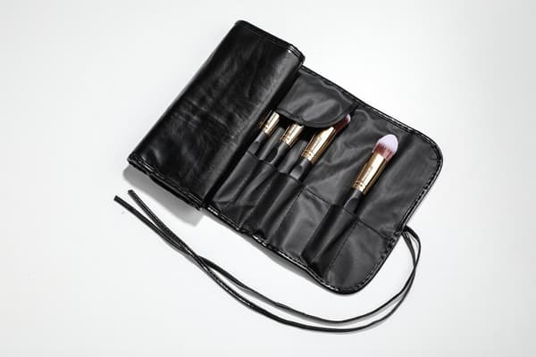 24 professionelle og eksklusive makeupbørster i etui Sort / Guld 150