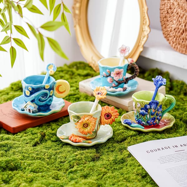 Handmålad kaffekopp och fat i keramik med Van Gogh-konst och blommig sked Iris