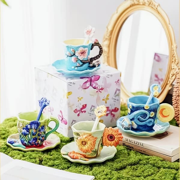 Handmålad kaffekopp och fat i keramik med Van Gogh-konst och blommig sked Iris