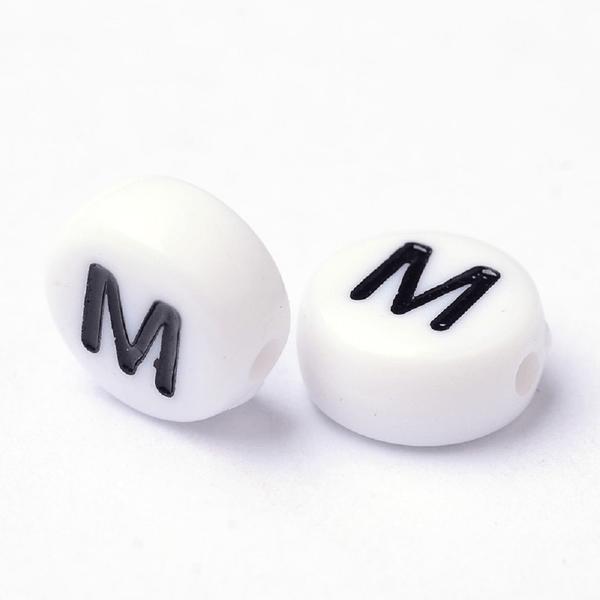 100 st Vita bokstavspärlor "M" i akryl med svart text