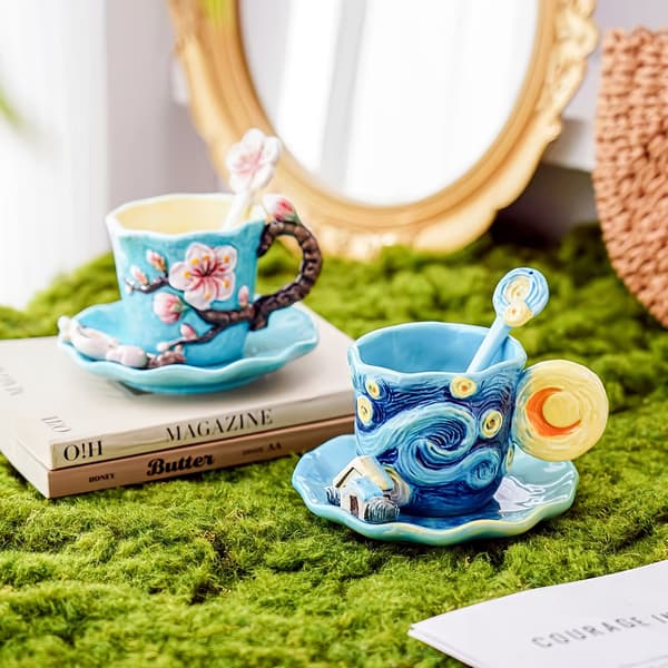 Handmålad kaffekopp och fat i keramik med Van Gogh-konst och blommig sked Iris