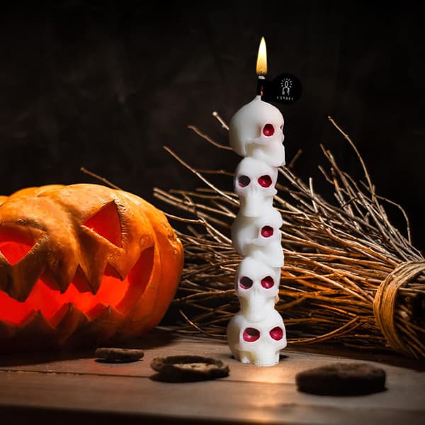 Kranieformet Halloween-lys med duft af engelsk pære og fresia (Pe)