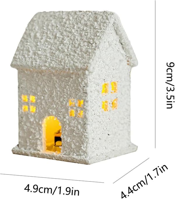 Valkoiseksi maalattu puinen mökki LED-valoilla myynnissä (Pe)