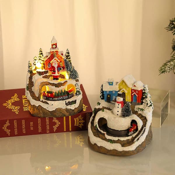Juleby-hussæt med roterende tog, figurer, LED-lys og musikalsk julepynt - Julemand (Peng) Multicolor