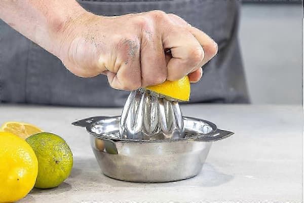 Citruspress i rostfritt stål 2025 – Droppfri pip och halkfri bas (Peng)