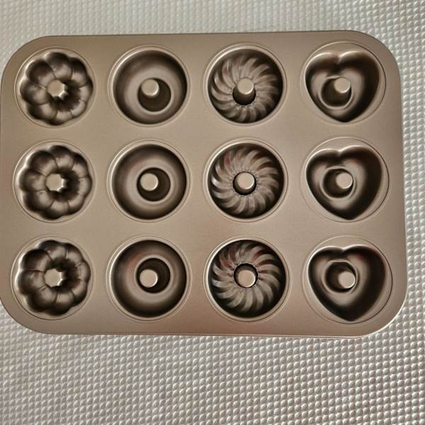 12-hulls Non-stick Donut Baking Cake Pan Carbon Steel Donut Molds - Flower Heart Shaped Pan Doughnut Bakeware for Oven Baking
