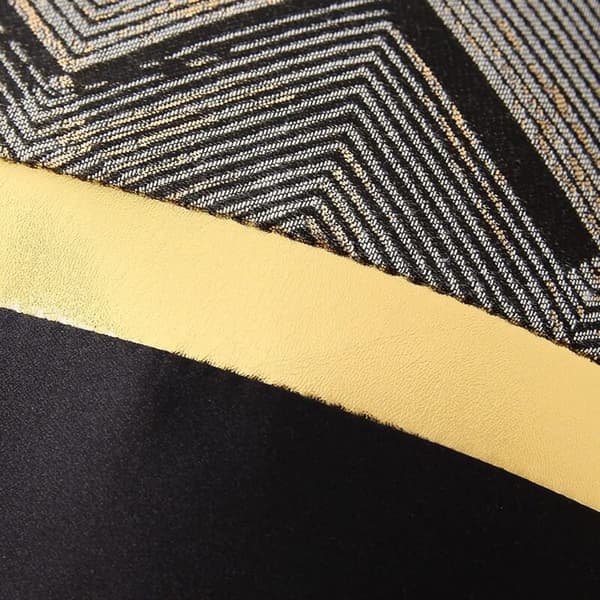 Sæt med 2 dekorative pudebetræk i sort og guld læder 45 x 45 cm stribet jacquard patchwork design -
