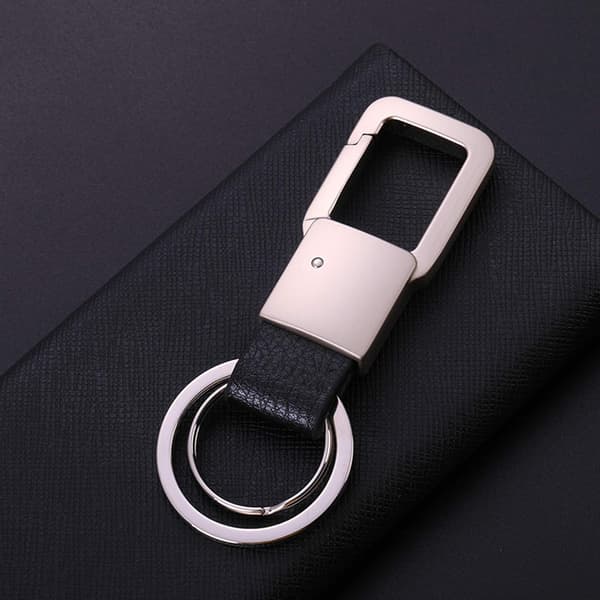 Elegant lädernyckelring med ring och presentask
