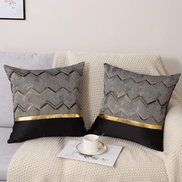 Sæt med 2 dekorative pudebetræk i sort og guld læder 45 x 45 cm stribet jacquard patchwork design -