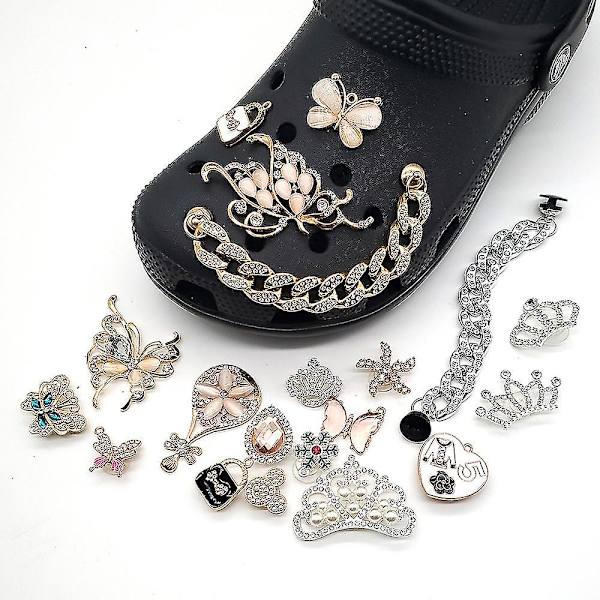 18 stycken fotbollsaccessoarer (kristalldiamant), tecknade accessoarer, används för stansade skor, armband, fester, gör-det-själv-dekoration.