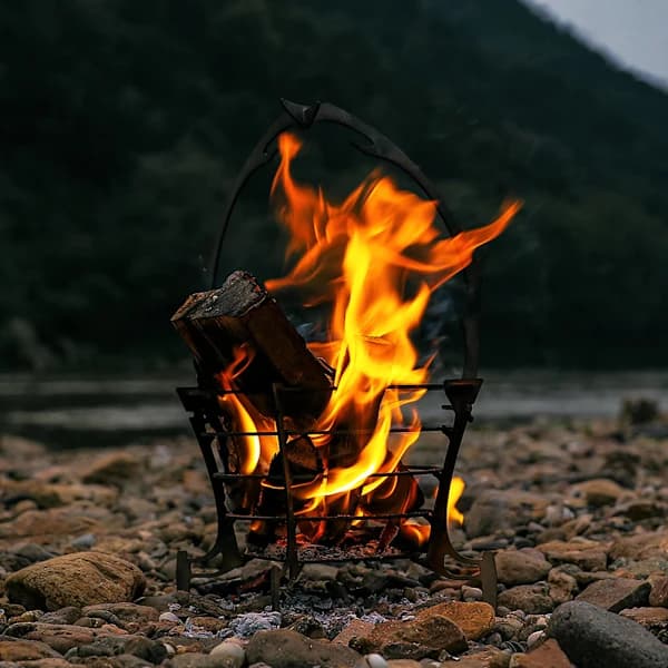Bärbar Lägereldsgrill Järn Hopfällbar Vedeldad Eldstad Stativ Med Vattenkokarkrok för Camping Vandring Backpacking Silver