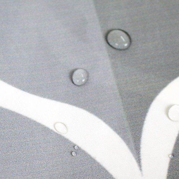Grå bruseforhæng i stof, vandtæt design og polyester, hurtigtørrende, vægtet søm, bruseforhæng