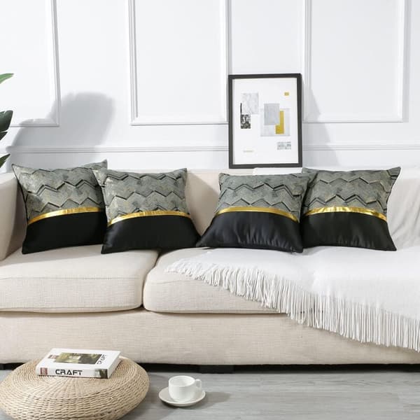 Sæt med 2 dekorative pudebetræk i sort og guld læder 45 x 45 cm stribet jacquard patchwork design -