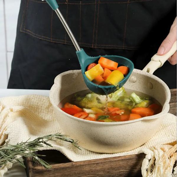 Højtemperaturbestandig silikonesuppe ske køkken non-stick lang håndtag suppe ske husholdningsske