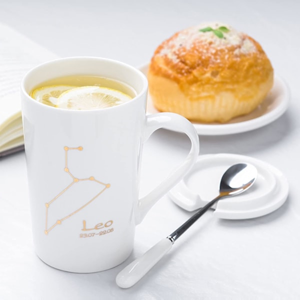 Kaffe krus gaver, keramisk tekopp med lokk og rustfritt stål skje sett for menn og kvinner hjemmekontor - Leo 450ml hvit