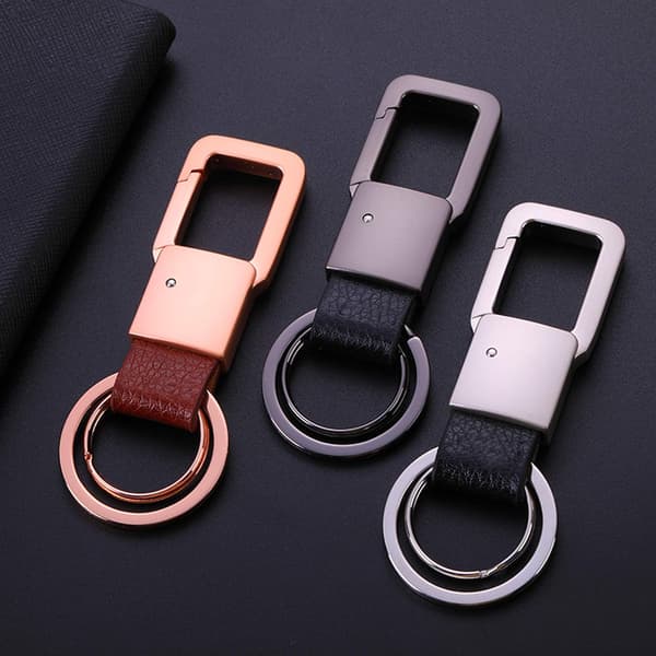 Elegant lädernyckelring med ring och presentask