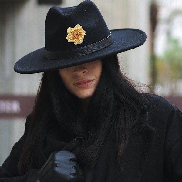 50 st silkesros blomhuvuden för hatt kläder album utsmyckning (gyllene)