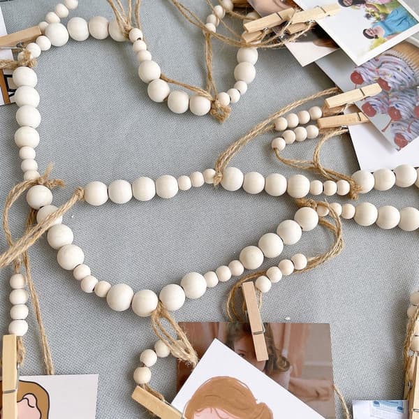 Boho vägghängd fotodekoration med träpärlor, makramé-bildvisning med 18 träklämmor för vardagsrum, sovrum, fest och bröllop