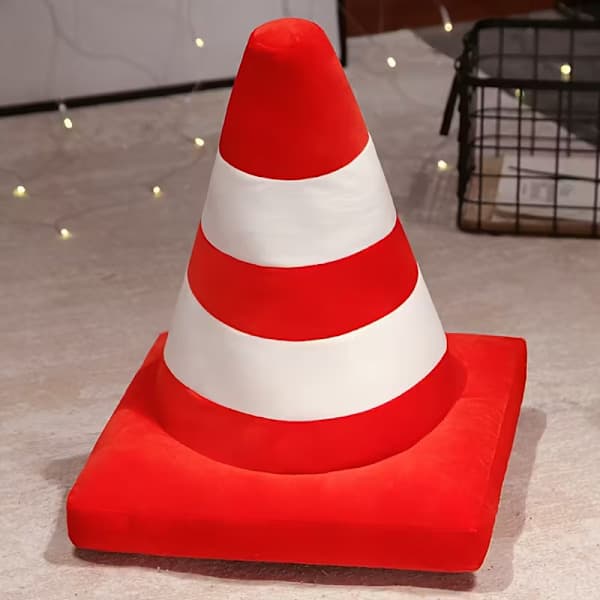 Röd, triangulär konformad kudde. Rött förknippas med Halloween och Thanksgiving. Röd (45cm)