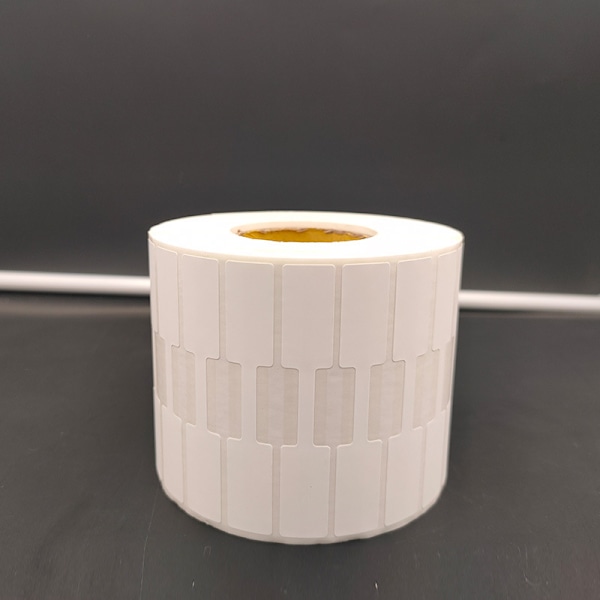 Vitt termiskt papper 70 * 12 * 2000 ark Etiketter Vita perforerade fraktetiketter（Den tunna remsan i mitten har lim）