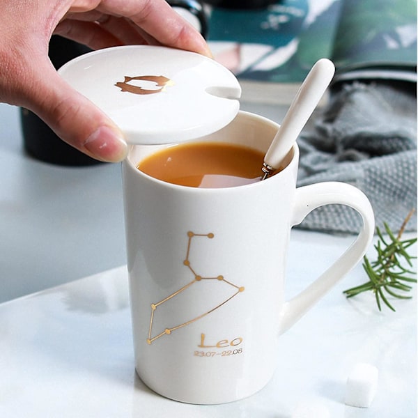 Kaffe krus gaver, keramisk tekopp med lokk og rustfritt stål skje sett for menn og kvinner hjemmekontor - Leo 450ml hvit