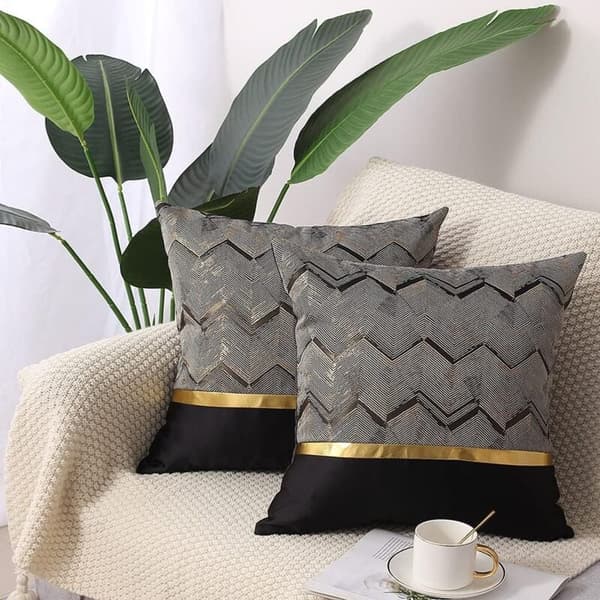 Sæt med 2 dekorative pudebetræk i sort og guld læder 45 x 45 cm stribet jacquard patchwork design -