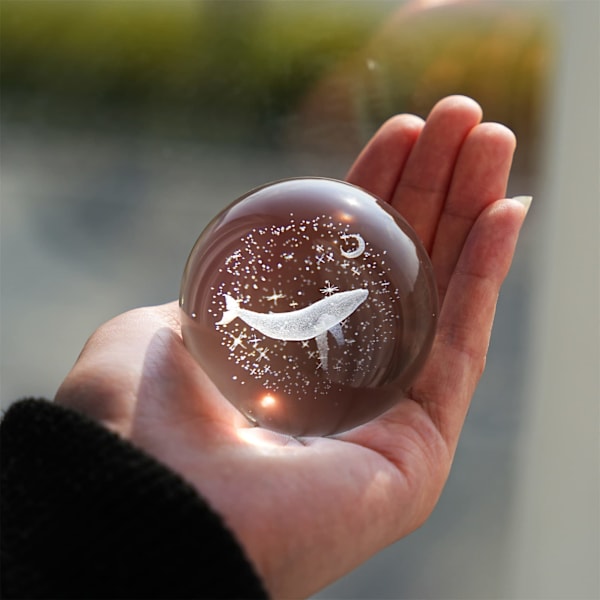 Graveret hval krystal dekorativ kugle med stand 60mm glas havdyr sfære ornament Feng Shui glas kugle hjem bord dekoration
