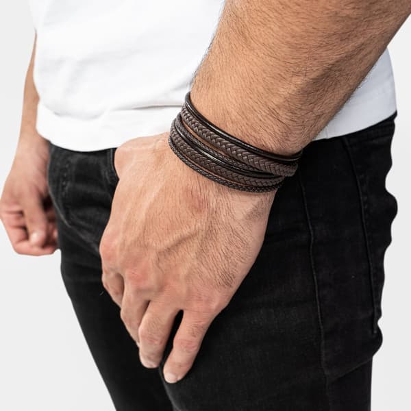 SERASAR Omlottarmband i äkta läder för män, flätat brunt kohudsläder med magnetlås i rostfritt stål, 46 cm presentask ingår