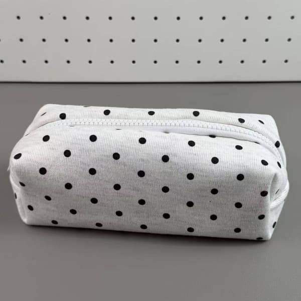 Stort prickigt pennfodral med dragkedja White