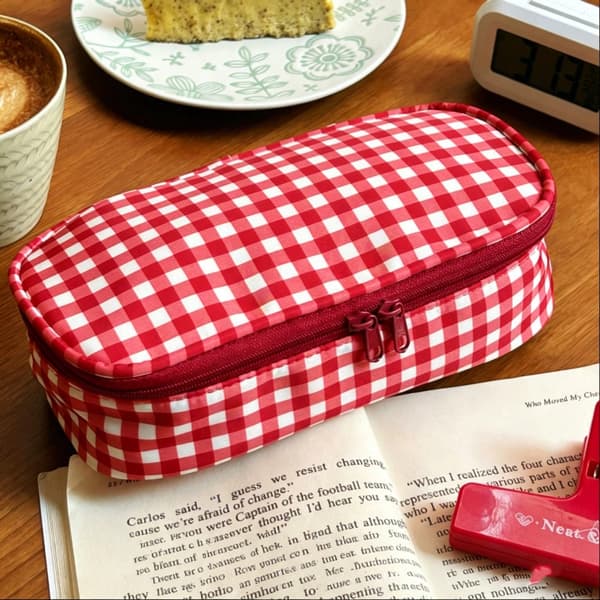 Stor pennfodral och sminkväska i gingham Red