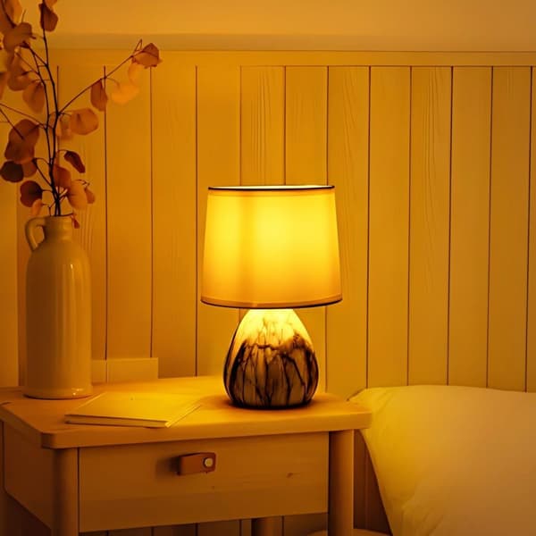 Dekorativ lampe med marmorkeramisk base, E14 fatning, nordisk og moderne stil.