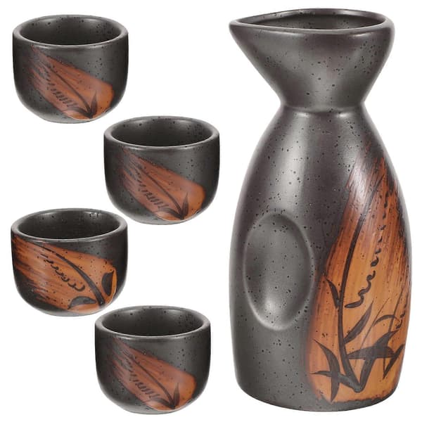 set japanskt sakeset, sakekruka i porslin, sakekoppar i traditionell sakeflaska, sakekopp i keramik