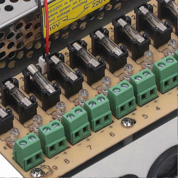 9-kanals 12V 10A strømforsyning med lås, 110V-220V indgang til sikkerhedskameraer Solid Normal