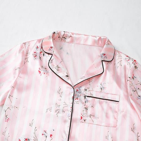 Pyjamassæt i silkesatin til kvinder, 2 dele, matchende pyjamas, shorts, sommer-nattøj, knapskjorter, lyserøde striber, S pink stripes S